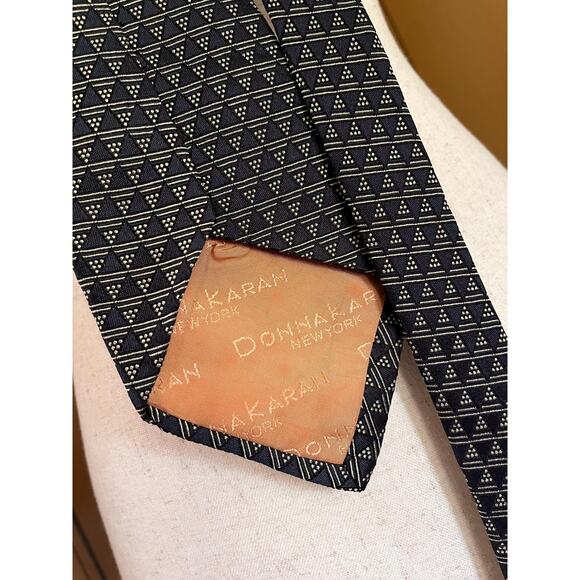 Vintage silk necktie by Donna Karan - Picture 4 of 4